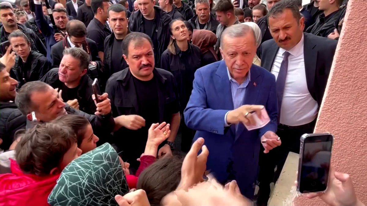 Štědrý Erdogan před volební místností rozdával peníze